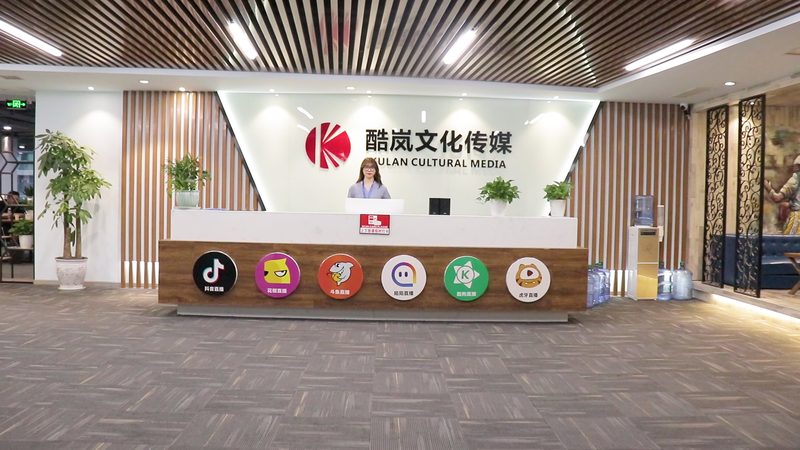 师资力量是衡量课程质量的关键因素。一个优秀的短视频拍摄课程，应该拥有以下特点：